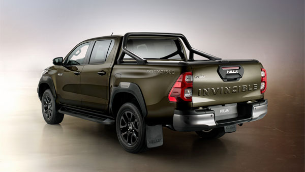 Toyota Hilux Spotted Undisguised: Launch In January