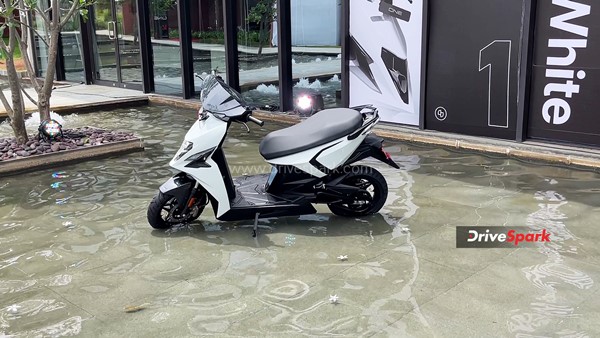 Simple One Electric Scooter Review: Design, Specs, Performance, Features, Handling, Ride Comfort & Other Details
