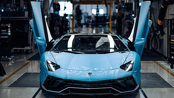 Last Naturally Aspirated V12 Lamborghini Rolls Off Production Line - End Of An Era
