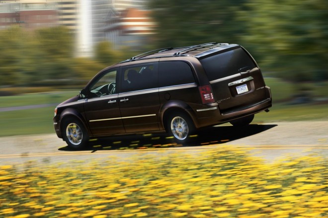 2010 Chrysler Town & Country Wallpapers