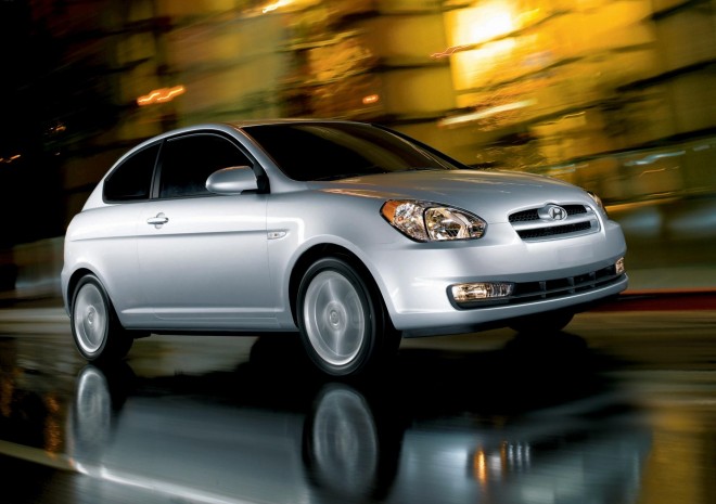 2010 Hyundai Accent Wallpapers