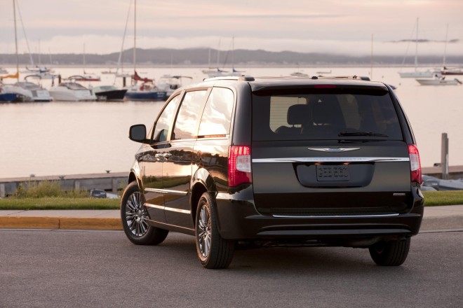 2011 Chrysler Town & Country Wallpapers
