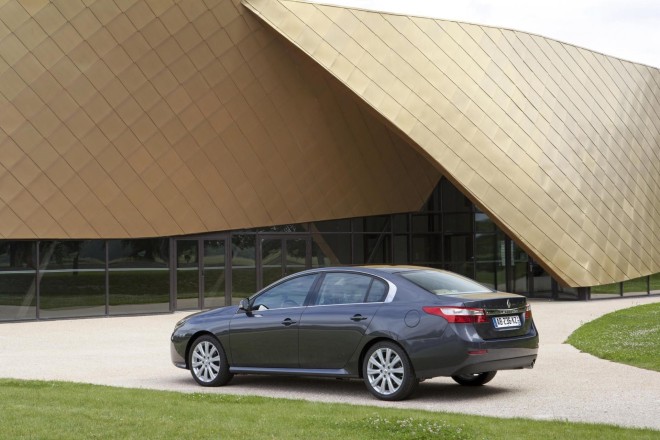 2011 Renault Latitude Wallpapers