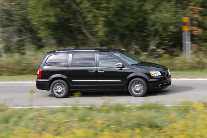 2012 Chrysler Town & Country Wallpapers