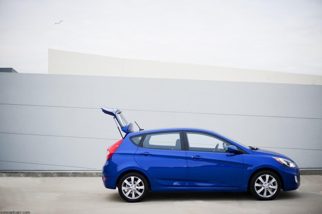 2012 Hyundai Accent Wallpapers