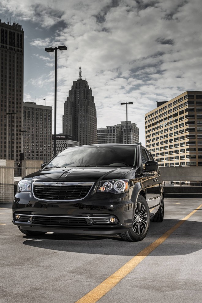 2013 Chrysler Town & Country S Wallpapers