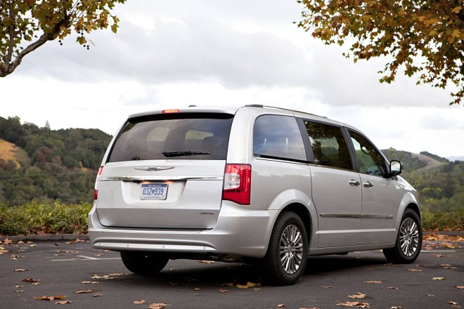 2013 Chrysler Town & Country Wallpapers