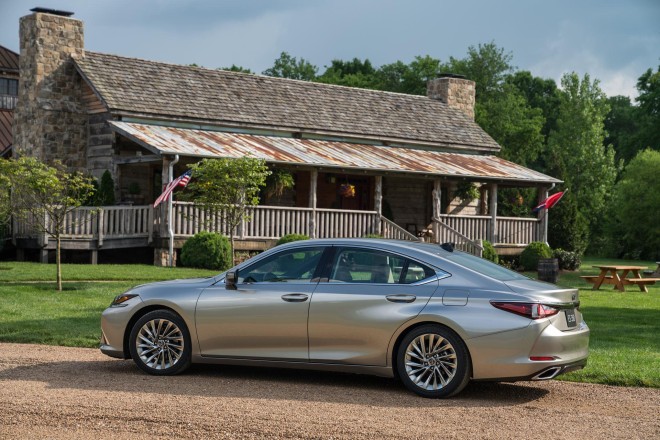 2019 Lexus ES Wallpapers